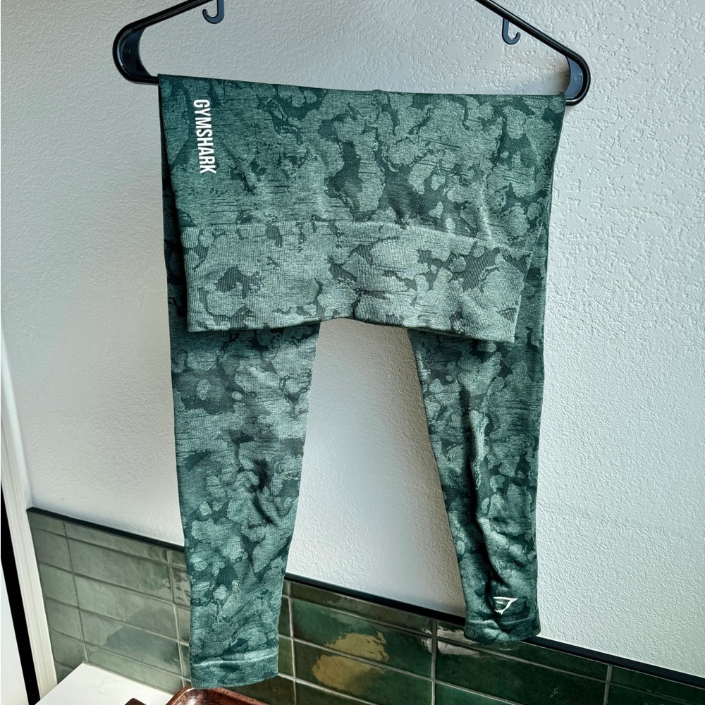 Gymshark Adapt Camo Seamless. Size small. Beautiful green color. Like new.
